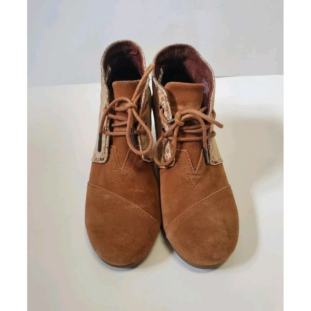 Toms Desert Wedge Booties Brown Suede Flower Detail Size 7.5
